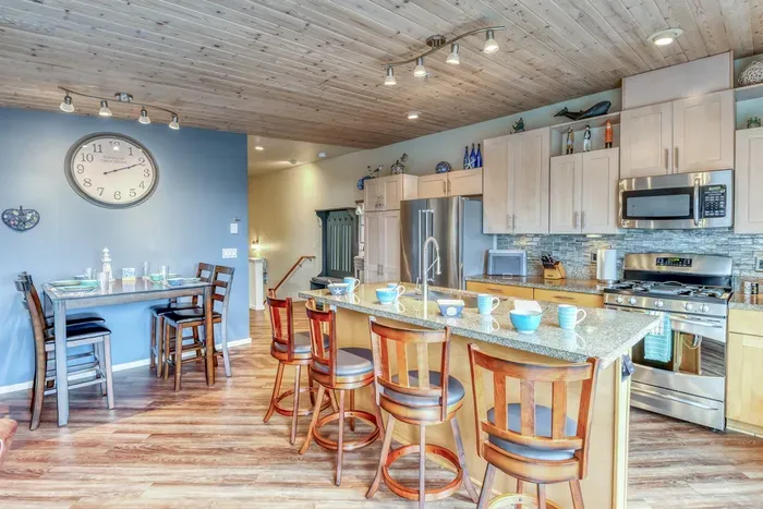 Stainless Appliances ample Seating