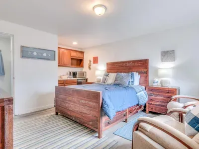 W2 - Gray - Whale Inn