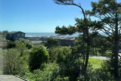 Peek of the Pacific