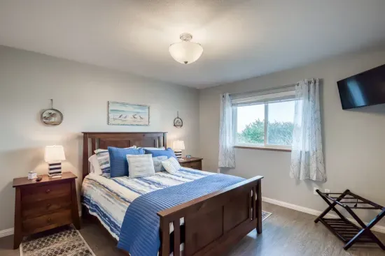 Downstairs Queen Size Bedroom