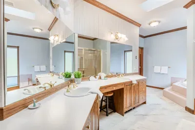 Large Vanity Space - Primary Suite