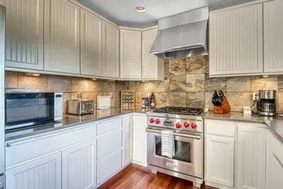 Kitchen with Microwave