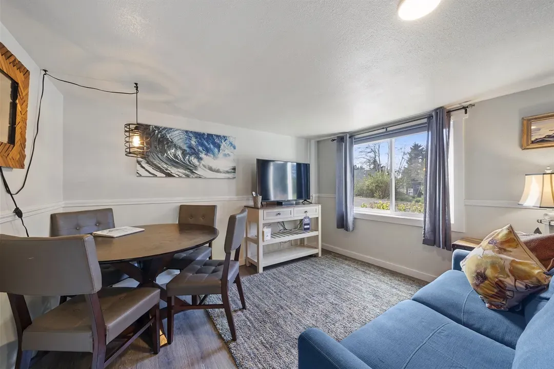 S4 - Kickin Out - Surf Inn - image 1 of 57