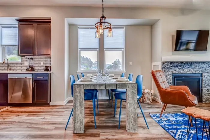 2nd Level Dining area - Long table - 6 chairs