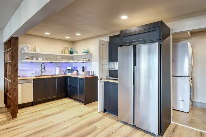 Kitchenette - Full Refrigerator