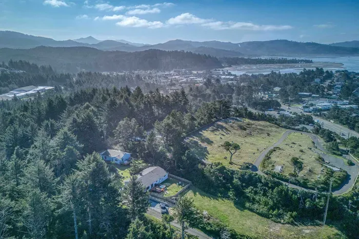 Between the Neslcott and Taft Districts