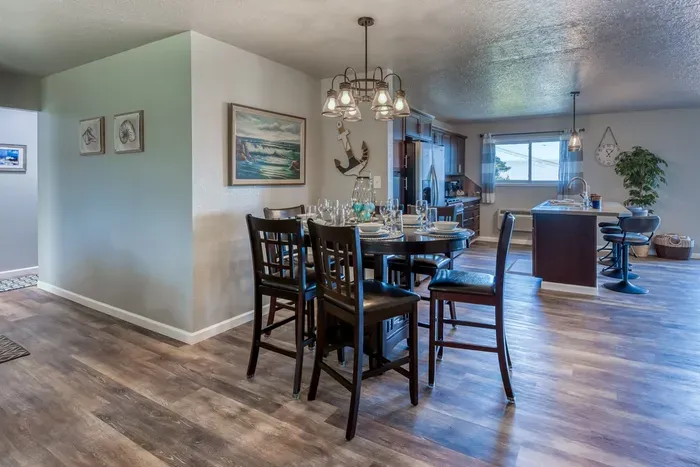 Dining Area with Seating for 6