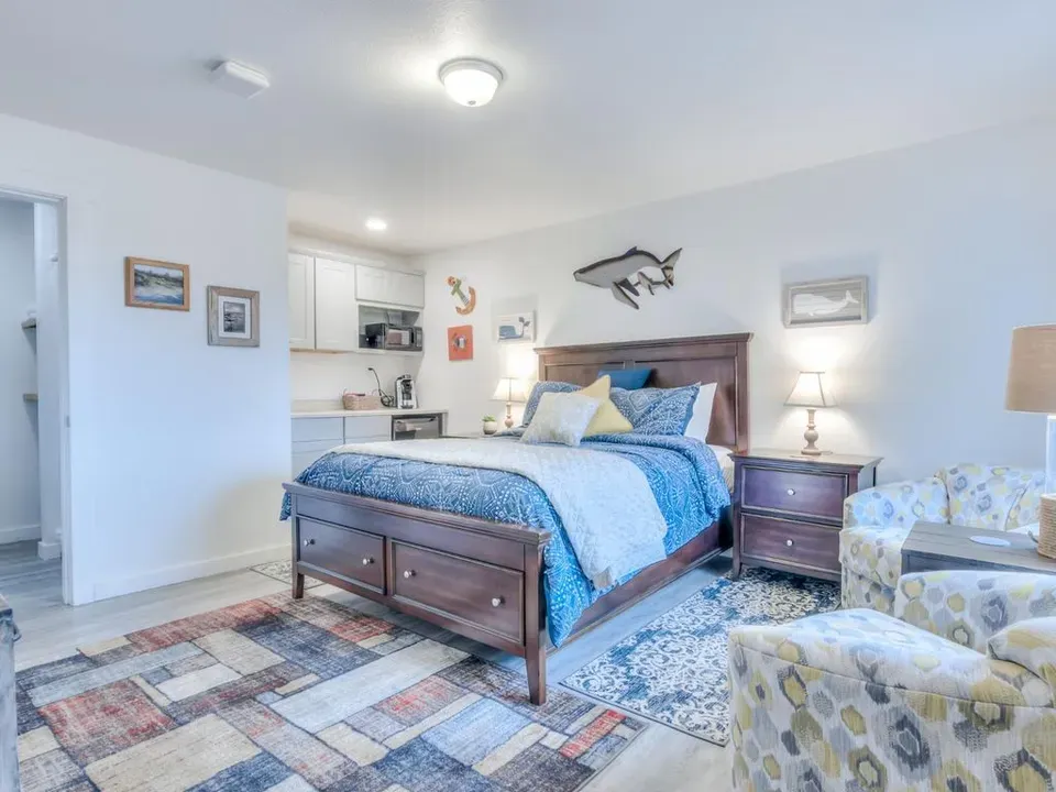 W6 - Pilot - Whale Inn - image 1 of 11