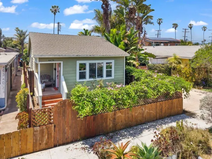 Charming boho beach bungalow with private yard in the heart of Ocean Beach.