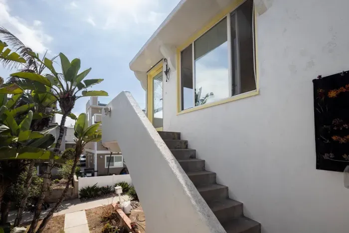 Welcome to our place! We are the upstairs unit