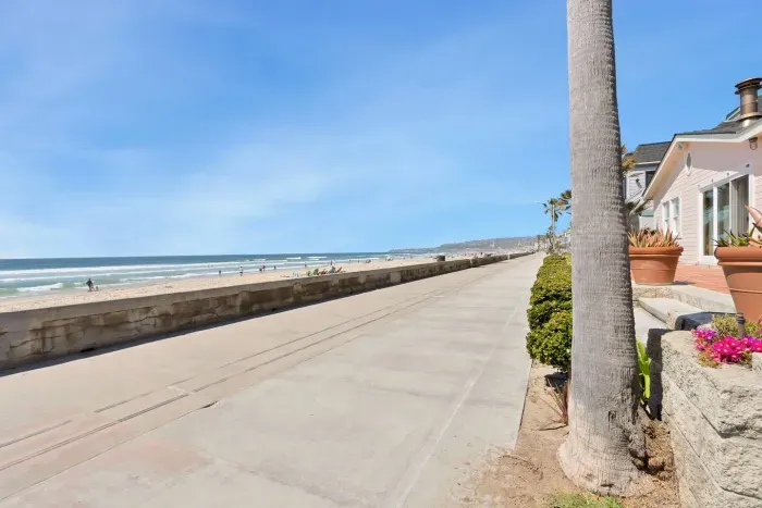 Mission Beach boardwalk to the North