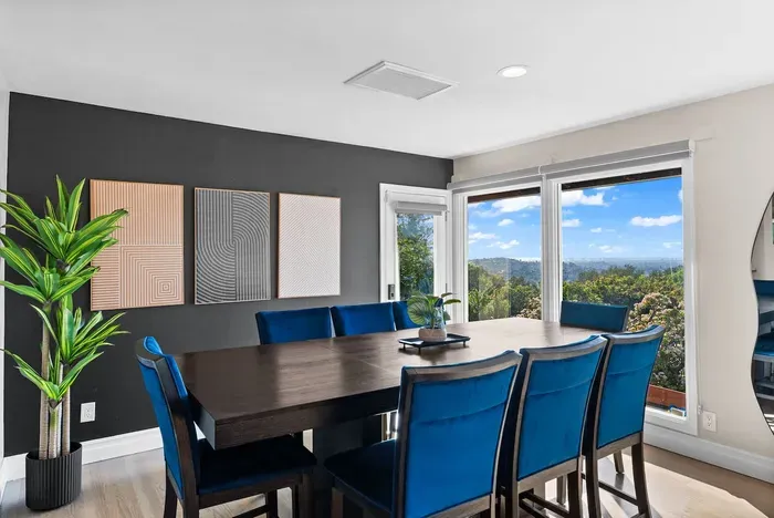 Dining area with seating for 8

You can also bring the bar stools from the kitchen for a total of 10 people