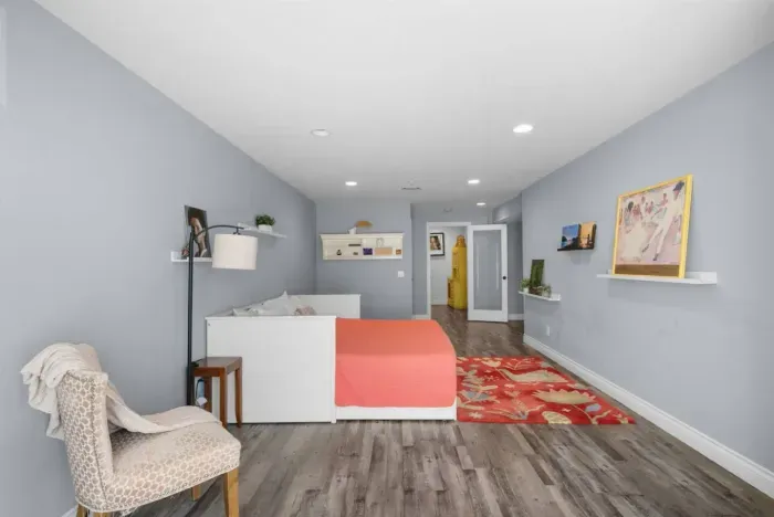 Bright, spacious, comfortable bedroom 4