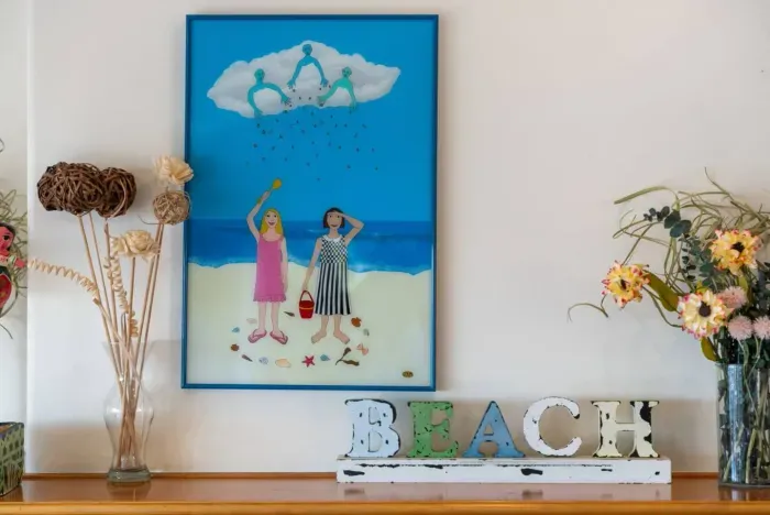 Charming beach-themed decor