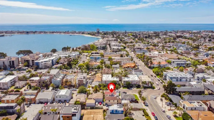 Walk to beach and bay—central coastal stay near dining and shops