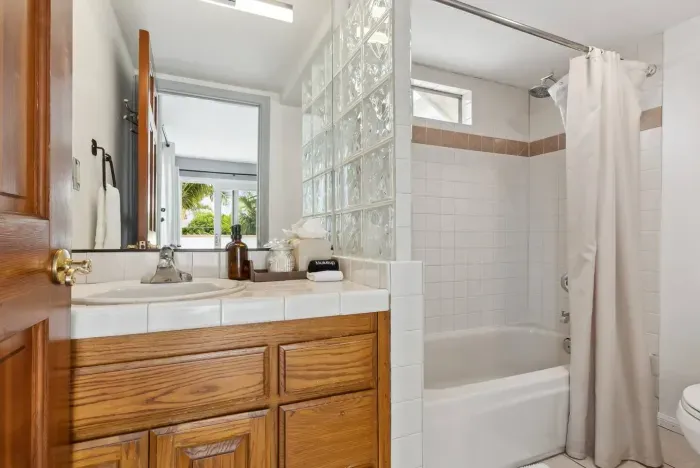 Elegant bathroom with modern finishes and large mirror.