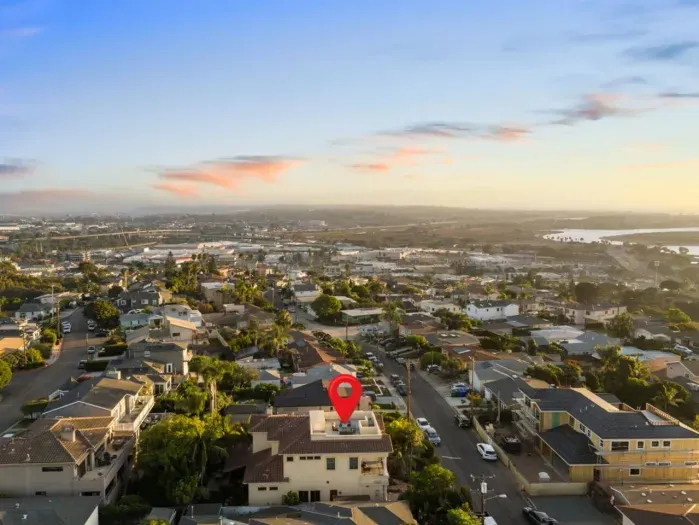 Stunning neighborhood with charming and picturesque surroundings.