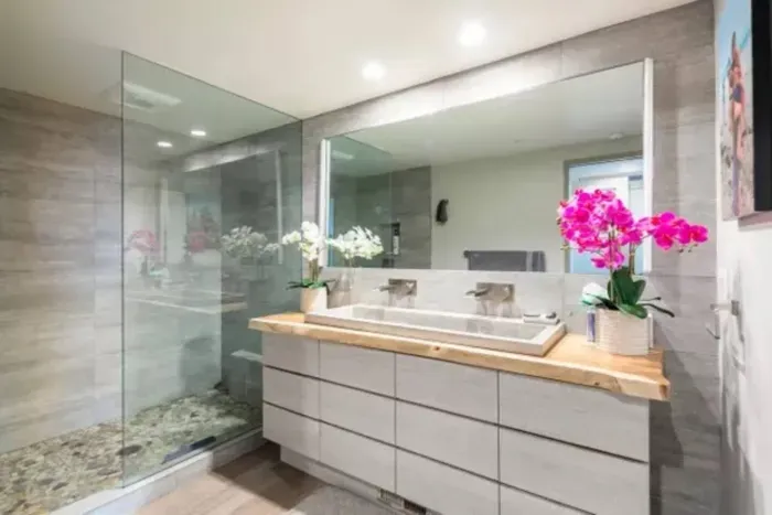 Refresh and rejuvenate in our meticulously designed bathroom, where modern amenities and luxurious touches combine for an indulgent bathing experience.