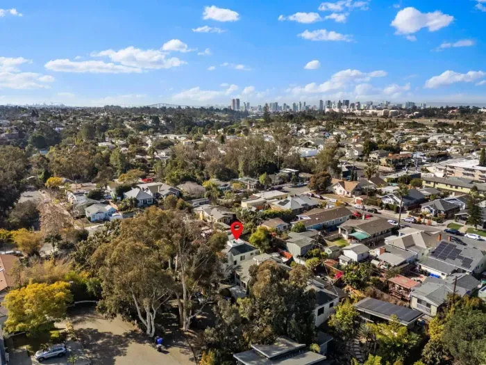 Close proximity to downtown, the Zoo, beaches, shops and restaurants!