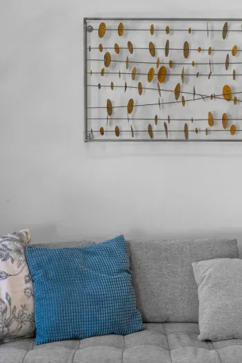 Modern coastal comfort —stylish wall art and cozy pillows bring a touch of serenity to the living space.