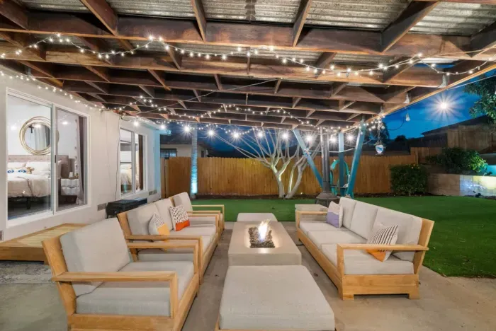 Unwind by the fire in this cozy outdoor oasis! ✨