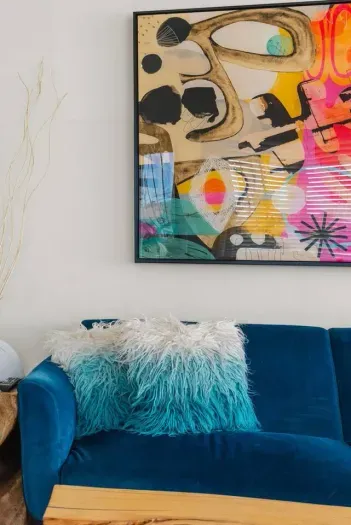 Vibrant and cozy! ✨ This modern living space blends bold colors, soft textures, and artistic flair beautifully