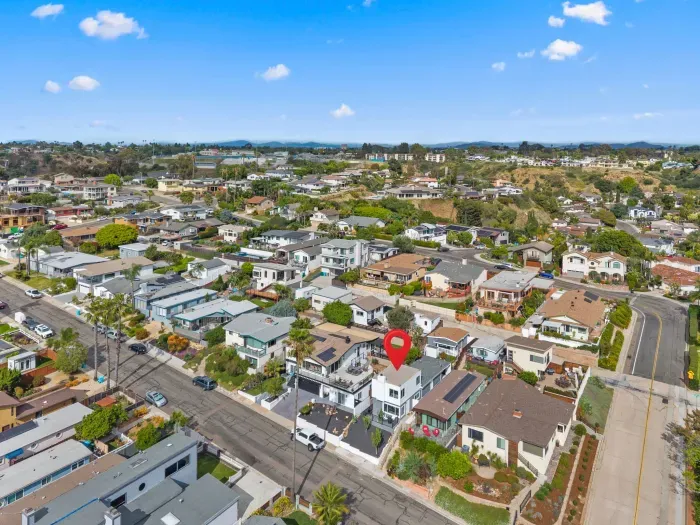 Sunny hillside neighborhood—central location with scenic surroundings.