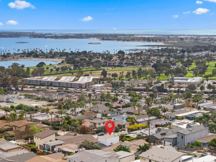Bay-view neighborhood near parks, golf & beaches—prime coastal stay