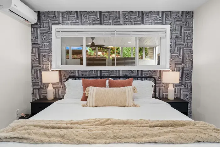 Cozy king bedroom w/ AC, chic accent wall & garden-view window