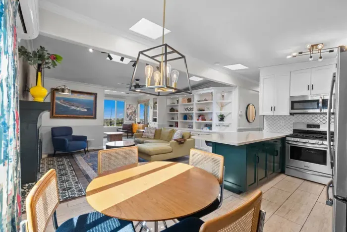 Open-concept living space with modern decor, a fully equipped kitchen, and cozy furnishings, perfect for a comfortable stay.