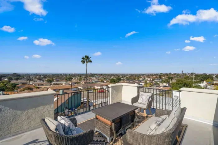 Relax in style with stunning panoramic rooftop views!