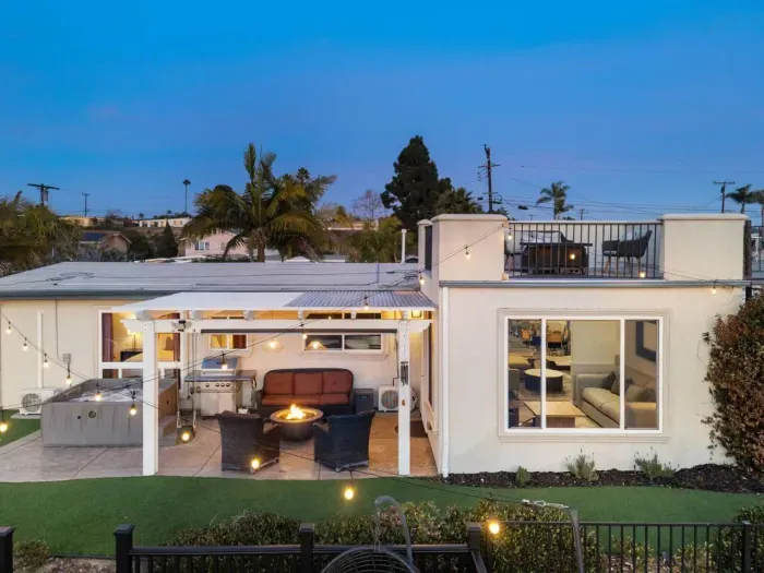 Cozy retreat with rooftop lounge, firepit, and hot tub!