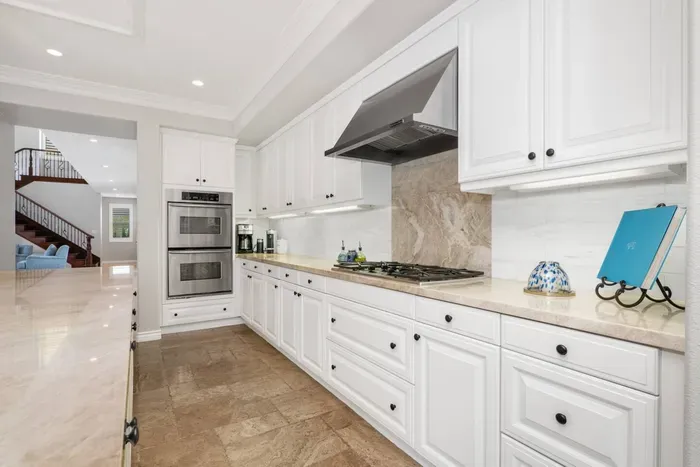 Large chef's kitchen ready to cook meals for your whole group!