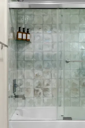 Relaxing bath tub for indulgence