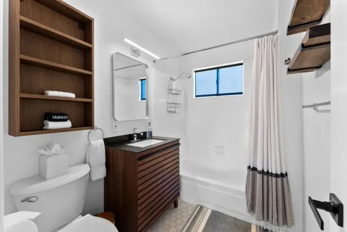 Clean and modern bathroom with fresh finishes.