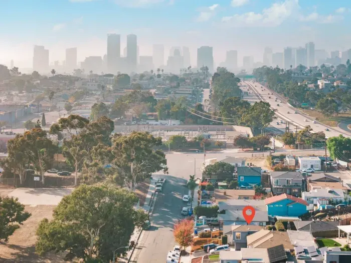 Super close to downtown with plentiful street parking