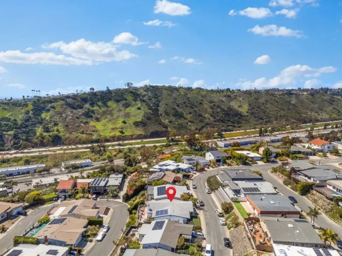 Enjoy stunning hilltop views and modern comfort in this serene Airbnb retreat!
