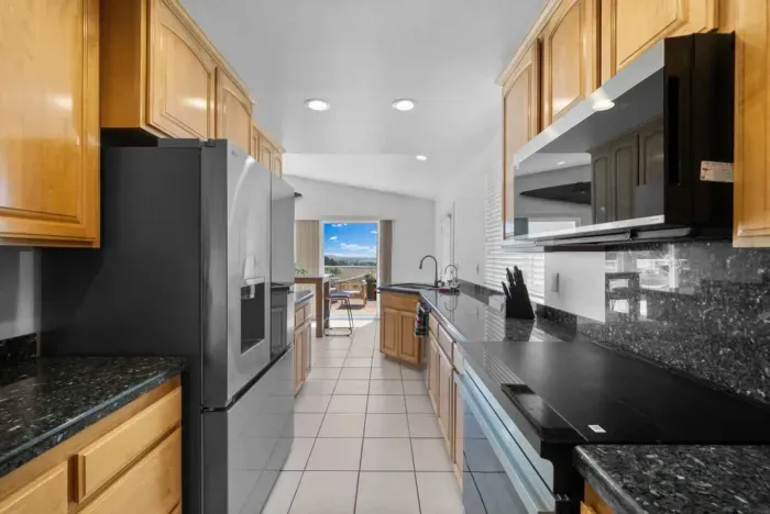 A kitchen with a view! ️✨ Enjoy cooking while gazing out at the stunning bay scenery. Who’s ready for a meal with a view?