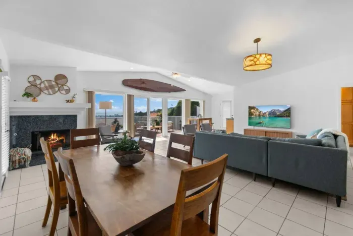 Open, airy, and cozy—where comfort meets ocean vibes! 