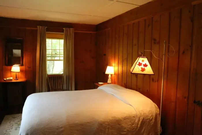 Upstairs Bedroom 1 (Queen Bed)