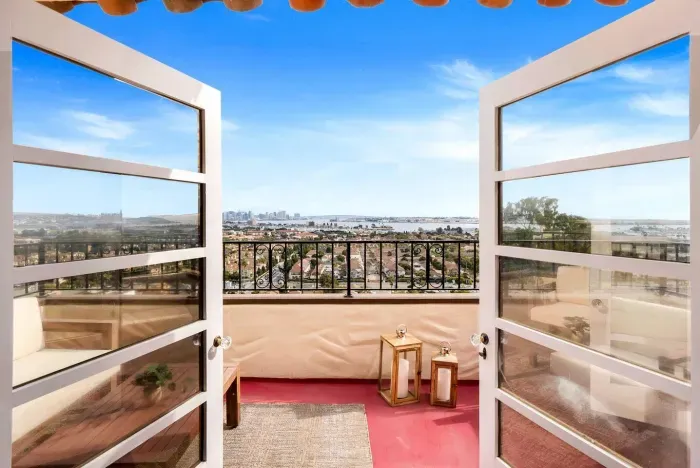 Open doors, endless skyline — pure relaxation.