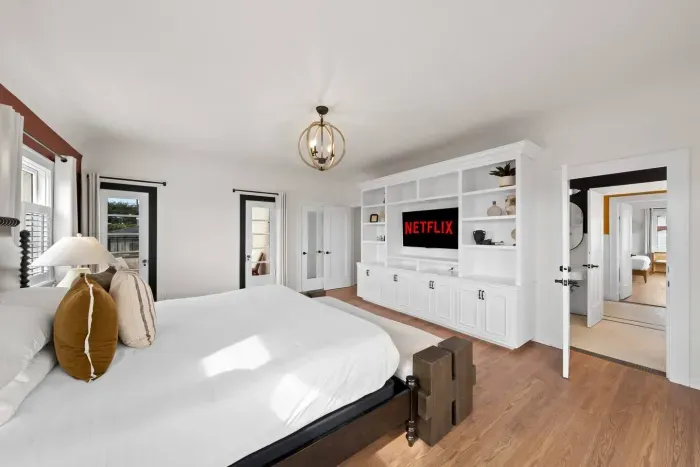 Relax in a bright suite with Netflix, sunlight, and ocean breeze.