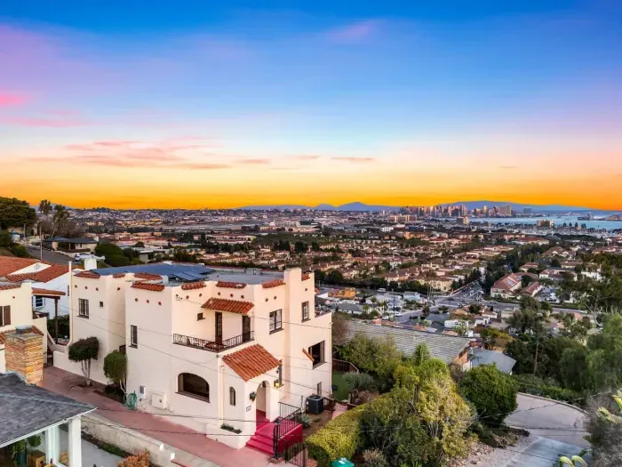 Every window here frames a masterpiece. From ocean blues to city sparkles, your villa captures the heart of San Diego in one breathtaking view.