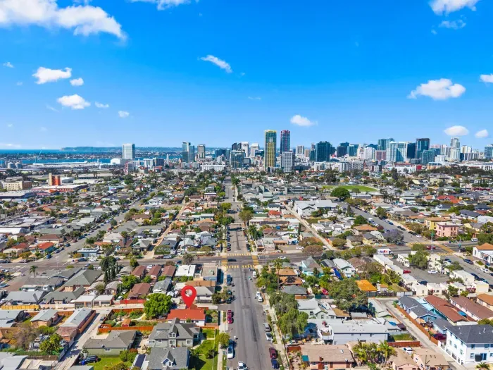 Quiet neighborhood retreat minutes from downtown and the waterfront