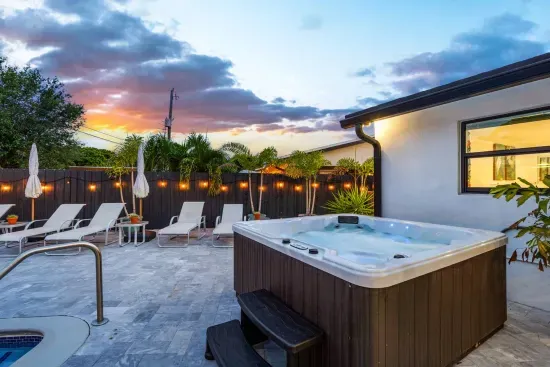 Jungle Oasis with Heated Pool, Tiki Hut & Hot Tub